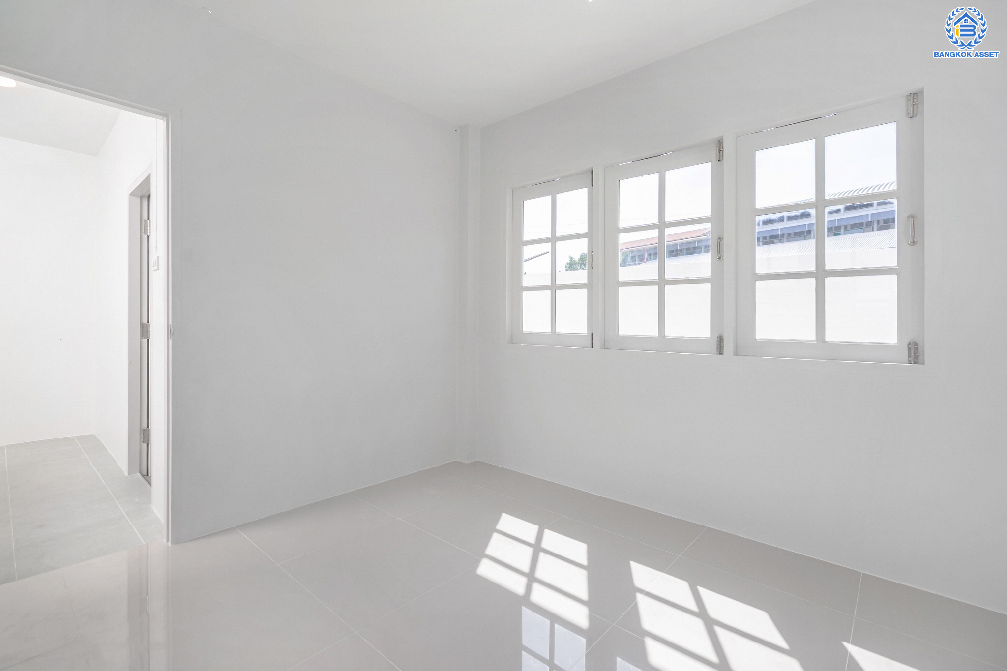 บ้านมือสองตกแต่งใหม่ ซอยวัดเวฬุวนาราม36 สรงประภา-ดอนเมือง บ้านเดี่ยวหลังใหญ่ เนื้อที่ 101 ตร.ว. ฟังก์ชัน 5 ห้องนอน 5 ห้องน้ำ 1 ห้องอเนกประสงค์ 1 ห้องรับประทานอาหาร 1 ห้องแม่บ้าน จอดรถได้ถึง 4 คัน บนทำเลดีที่สุด ใกล้สนามบินดอนเมือง ทางด่วน "ศรีสมาน" และรถไฟฟ้าสายสีแดง "สถานีดอนเมือง"